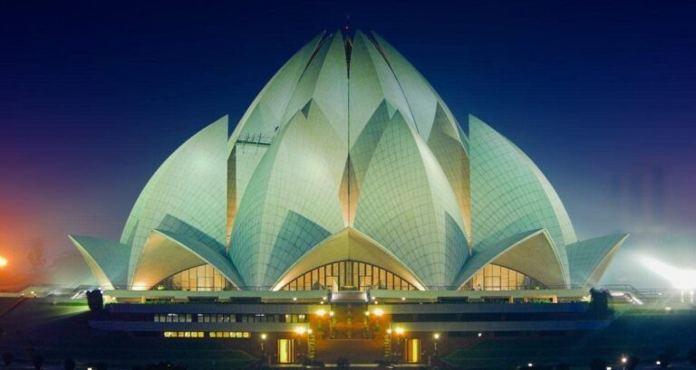 Places to visit in Delhi – Lotus Temple and Delhi cityscape