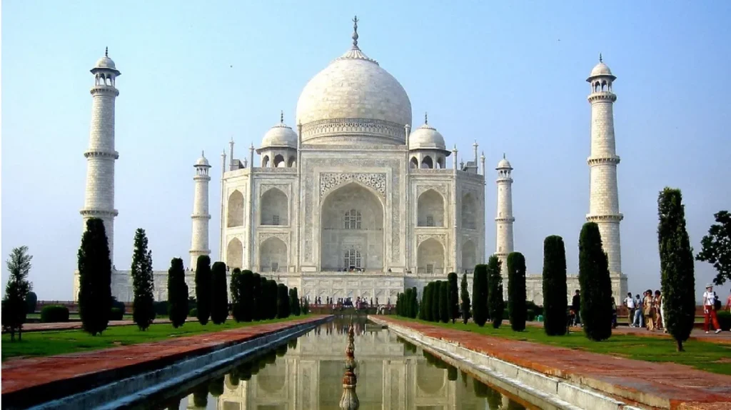Taj Mahal Tour Guide showing the front view of the Taj Mahal and its reflecting pool