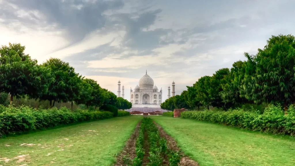 Taj Mahal Tour Guide – beautiful view of the Taj Mahal in Agra